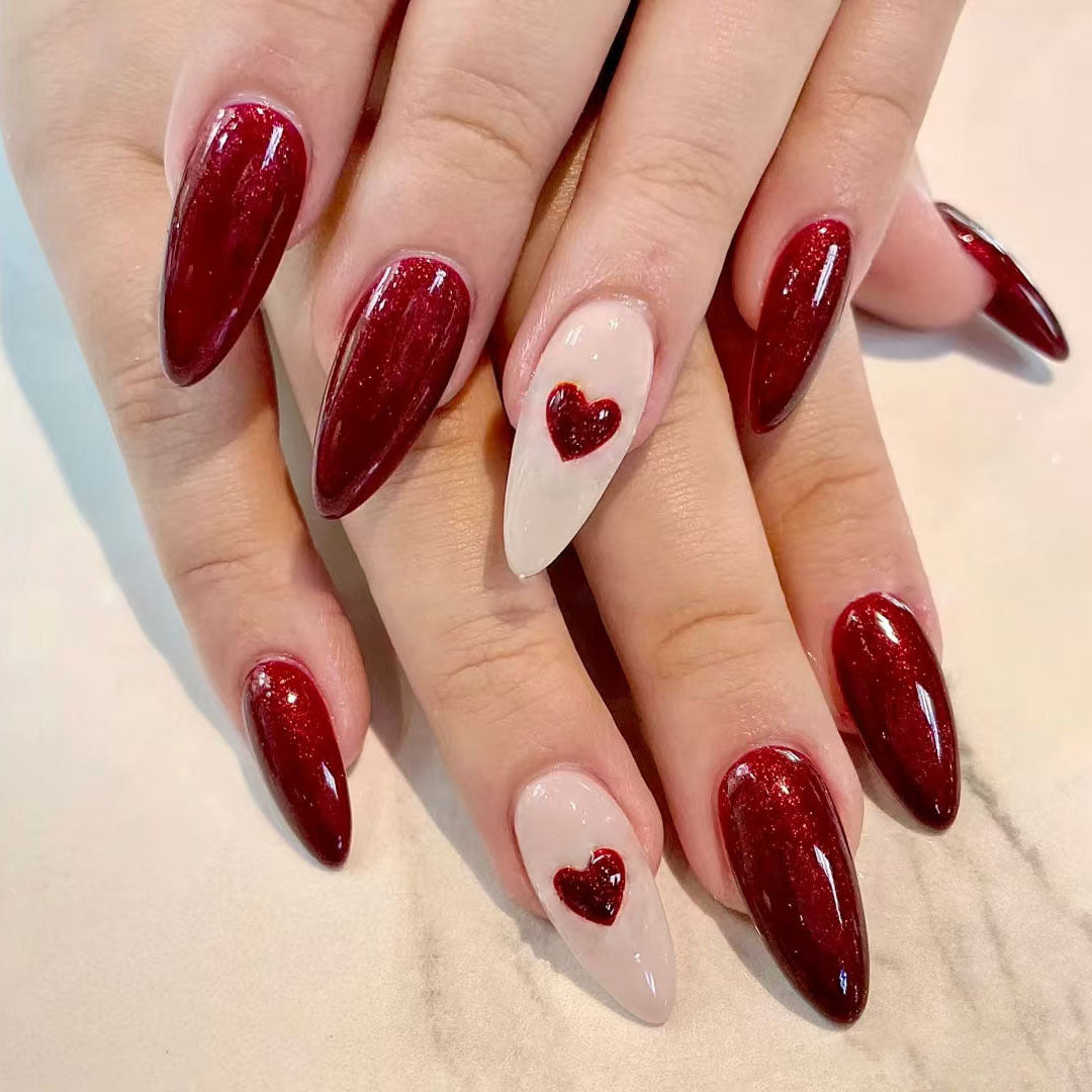 Herzverzierte Gel-Nagelkunst