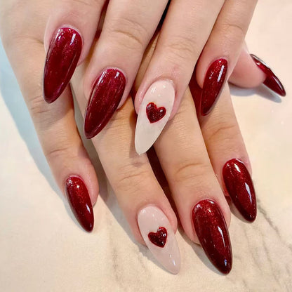 Herzverzierte Gel-Nagelkunst
