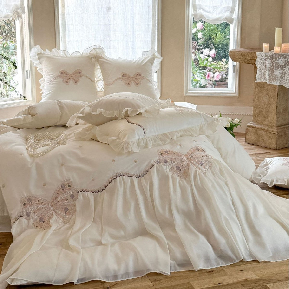 Romantisches Bettwäschenset mit Chiffon‑Volant, zarter Spitzen- und Schmetterlingsstickerei