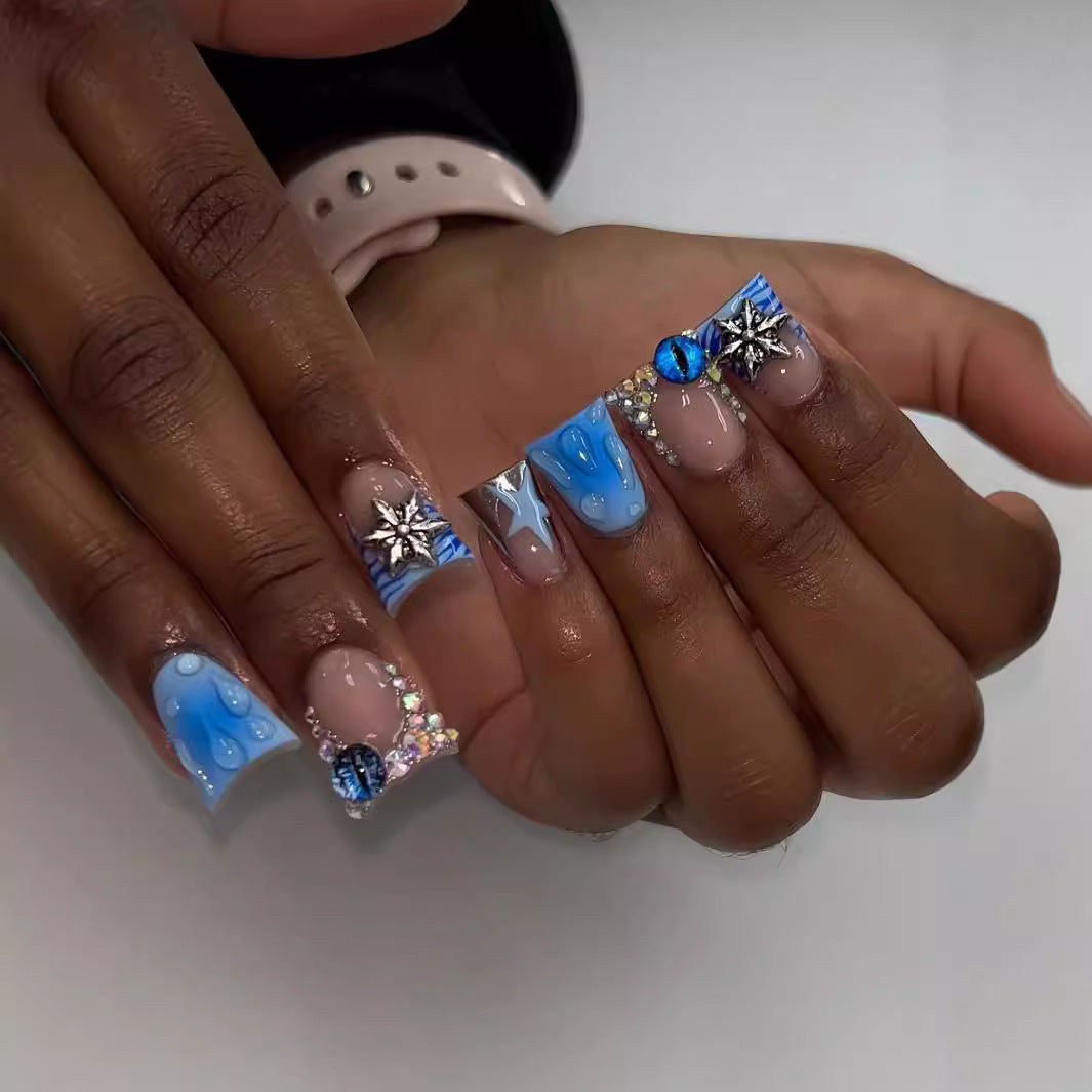 Künstlerische Acrylnagelverzierungen mit Edelsteinakzenten Brehn