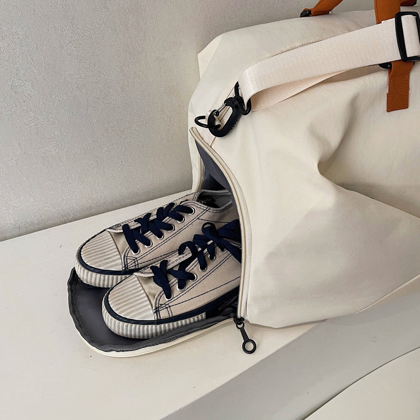 Schlanker minimalistischer Reisetasche Brehn