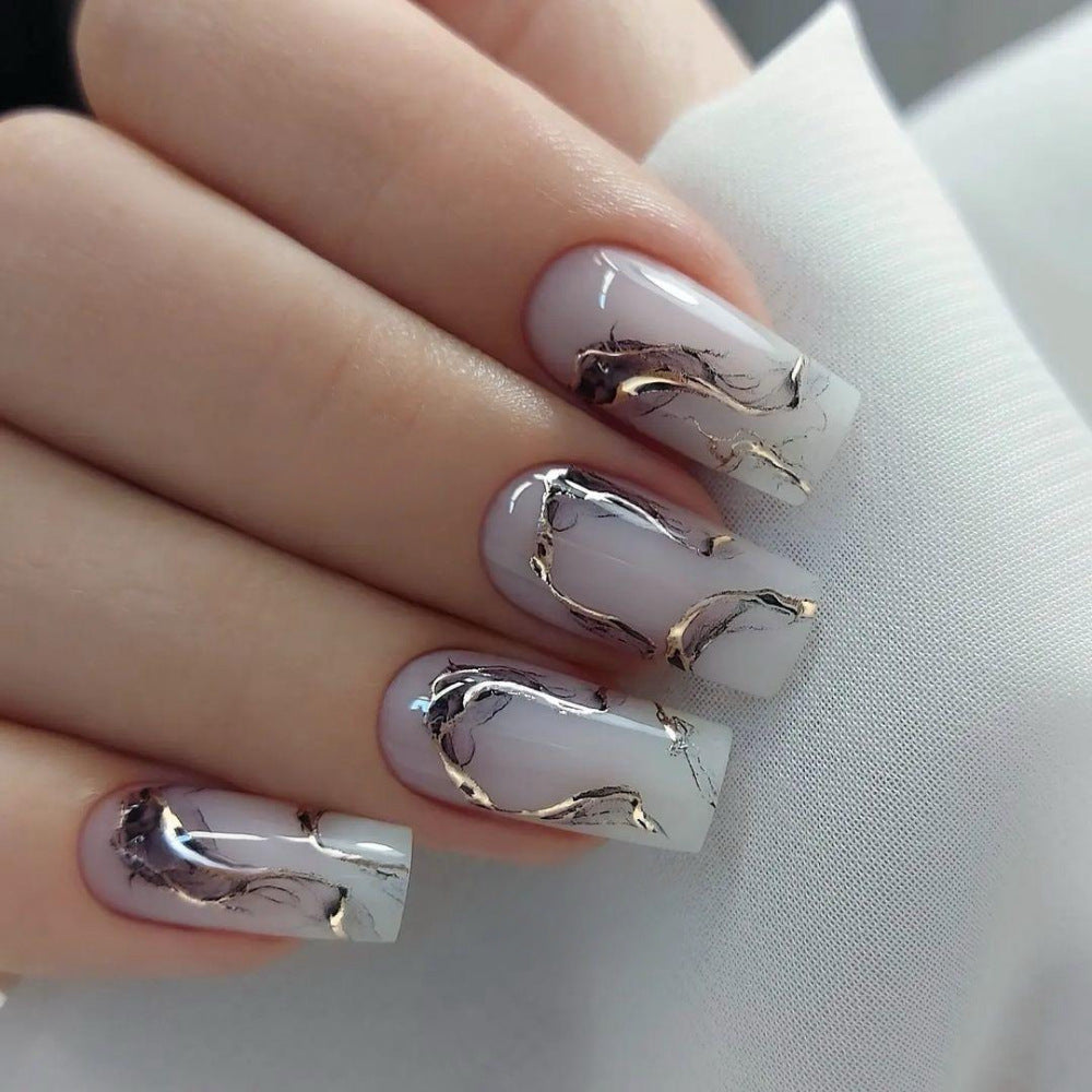 Kunstnägel im eleganten minimalistischen Stil Brehn