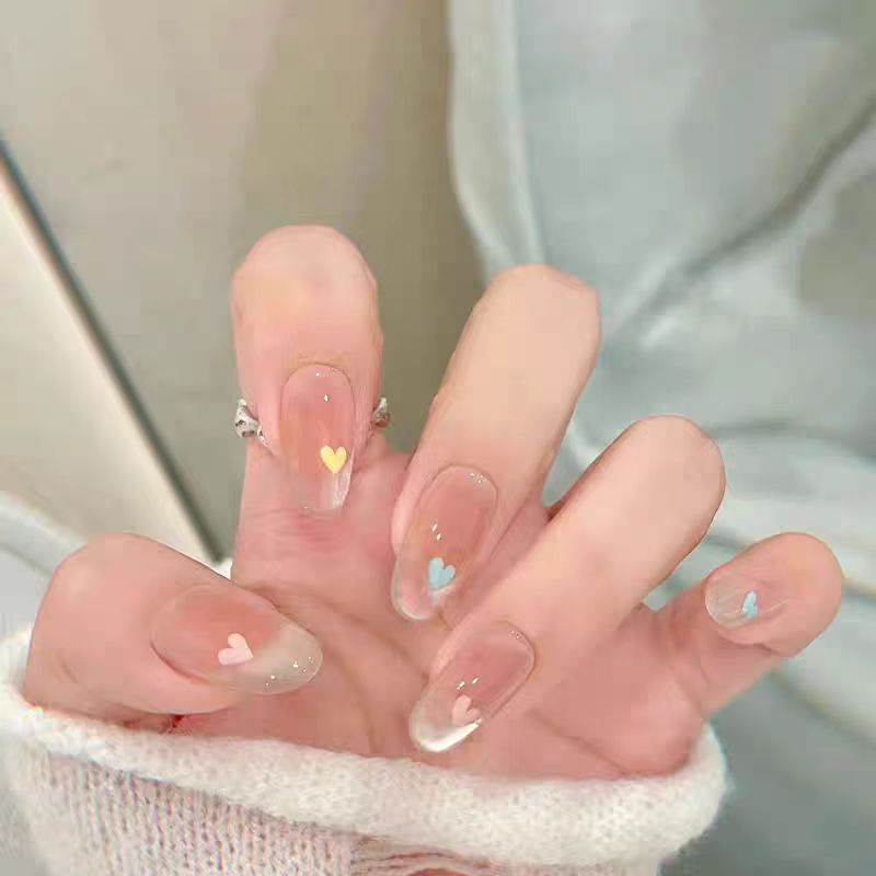 Künstlerisches Press-On-Nagelset mit Blumen- und Herzdesigns Brehn