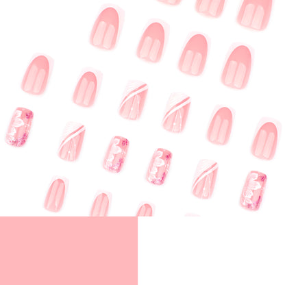 Kunstvolle Nagelkunst mit eleganten französischen Spitzen und floralen Akzenten Brehn
