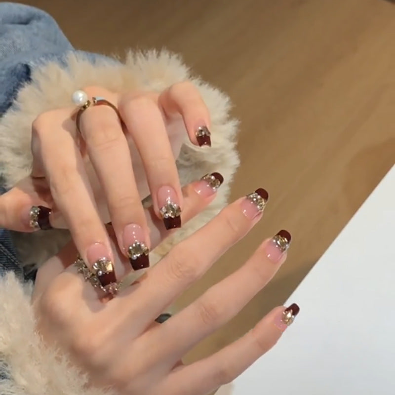 Kunstvolle Nagelverlängerungen mit Glitzer- und Schmuckverzierungen Brehn