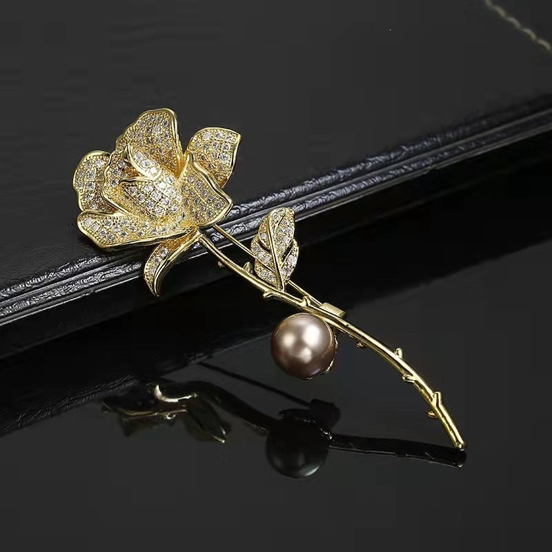 Elegante Brosche In Blumenform mit Strass und Perle Brehn
