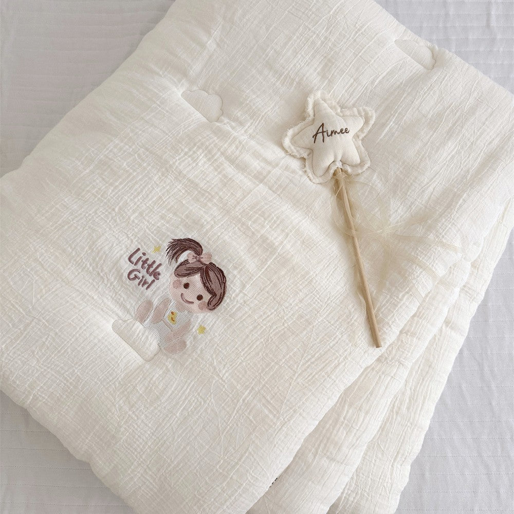 Babybaumwoll-Musselin-Kuscheldecke mit besticktem Mädchenmotiv