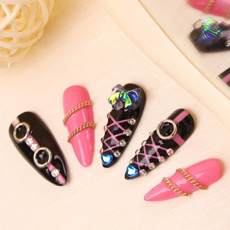 Kunstnagelset mit glamourösen Akzenten und kreativen Designs Brehn