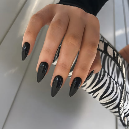 Künstliche Nagel-Kreation mit Glamourösen Spitzen und Glitzerdetails Brehn