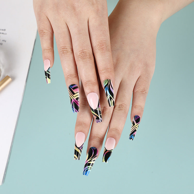 Künstliche Nagelspitzen mit buntem Abstract-Design Brehn