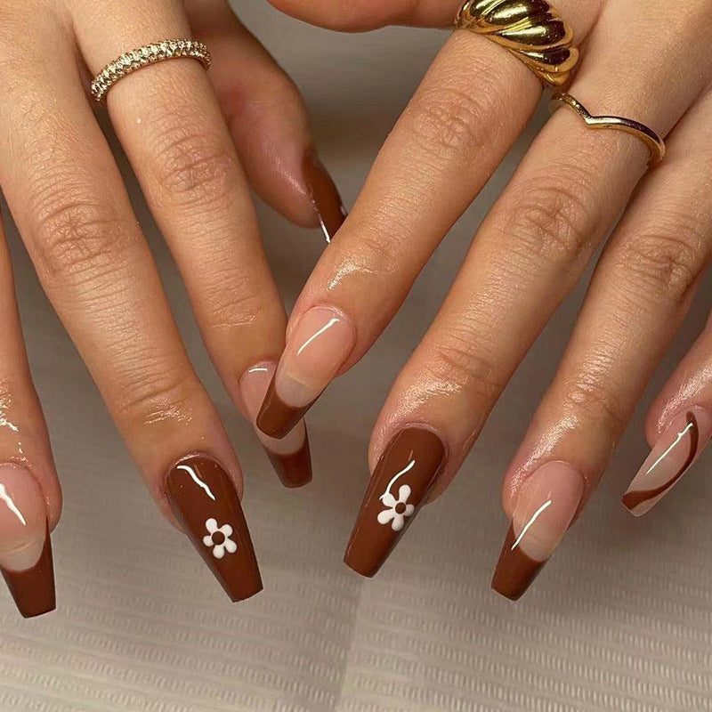 Kunstvolle Gel-Nägel mit elegantem Floral-Design und Glitzerakzenten Brehn