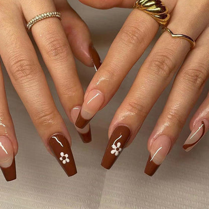 Kunstvolle Gel-Nägel mit elegantem Floral-Design und Glitzerakzenten Brehn