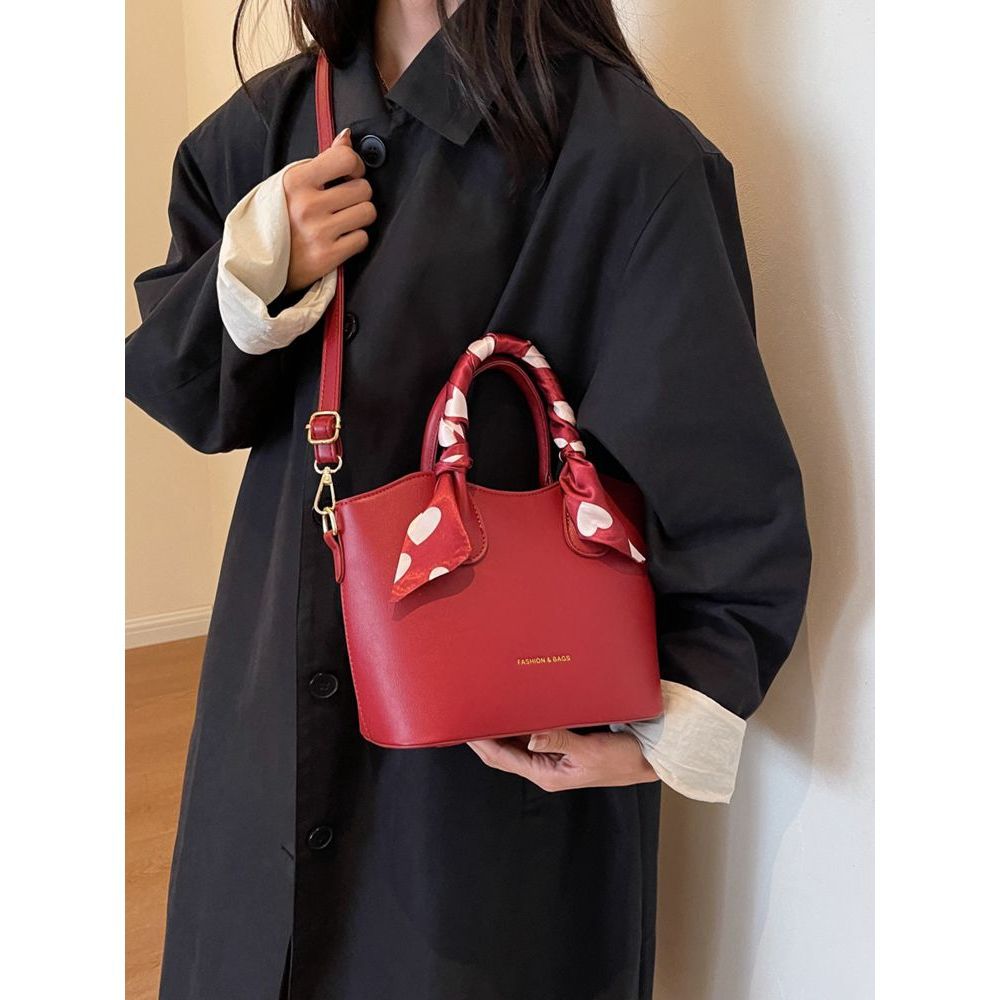 Stylische mit Schal verzierte Handtasche Brehn