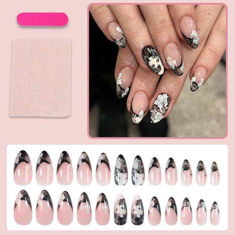 Kunstnagelset mit eleganten Spitzen und floralen Verzierungen Brehn