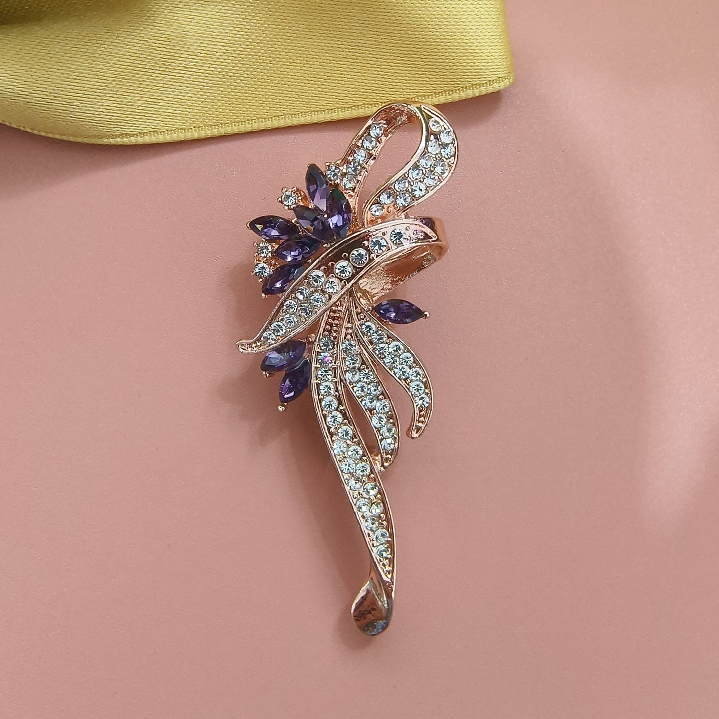 Exquisite Brosche mit Funkelnden Zirkonia und Blauen Edelsteinen Brehn