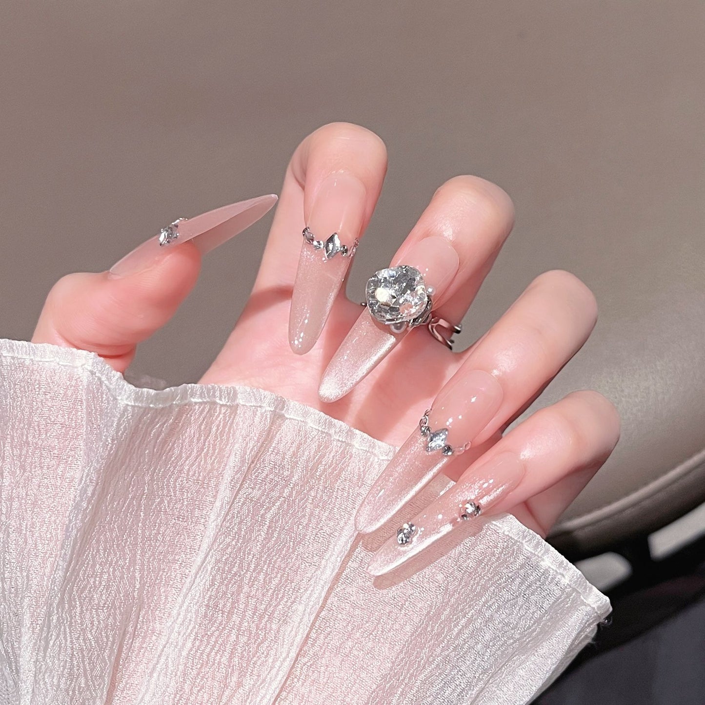 Luxuriöse glitzernde Stiletto-Nagelverlängerungen Brehn