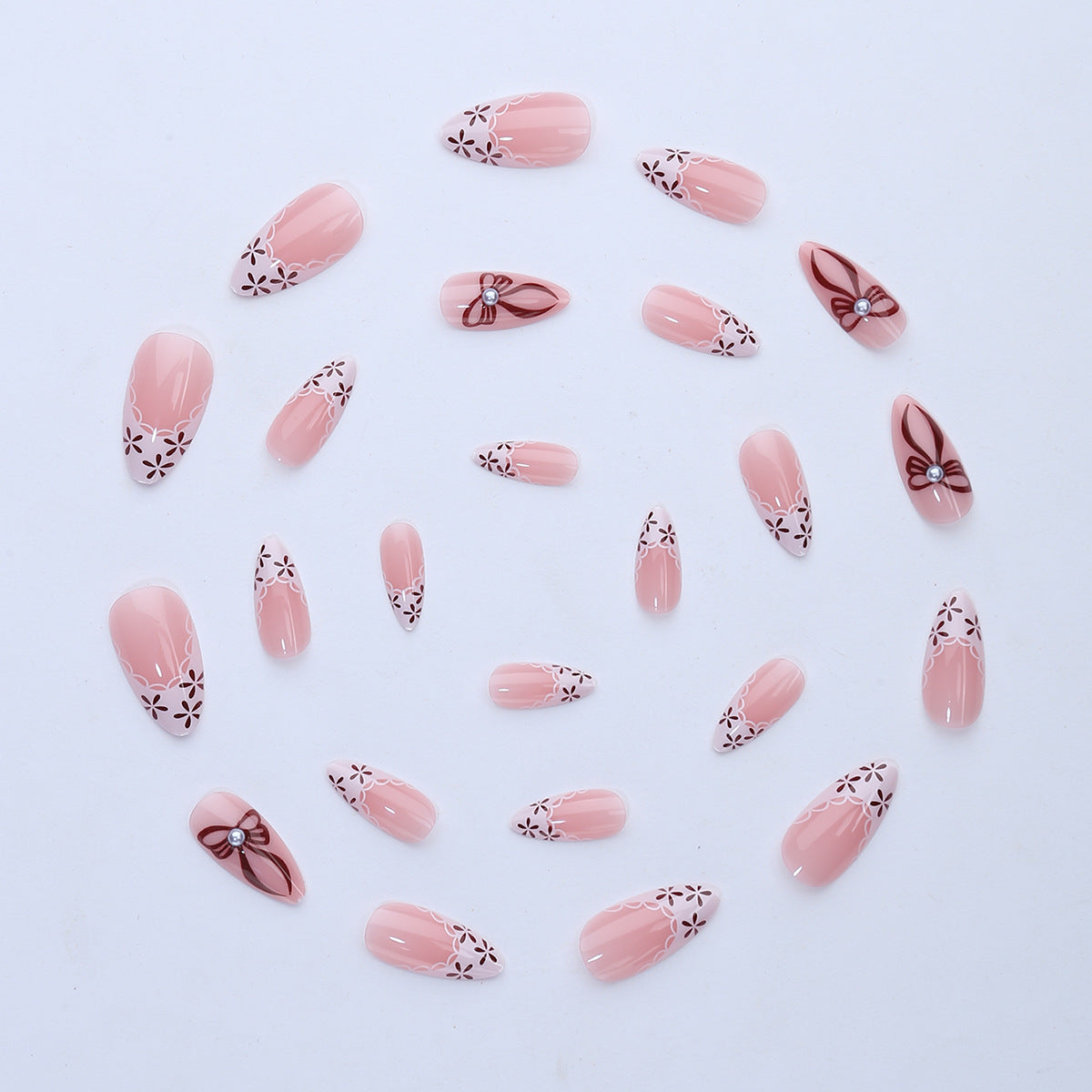 Elegantes Kunstnageldesign mit floralen Akzenten Brehn