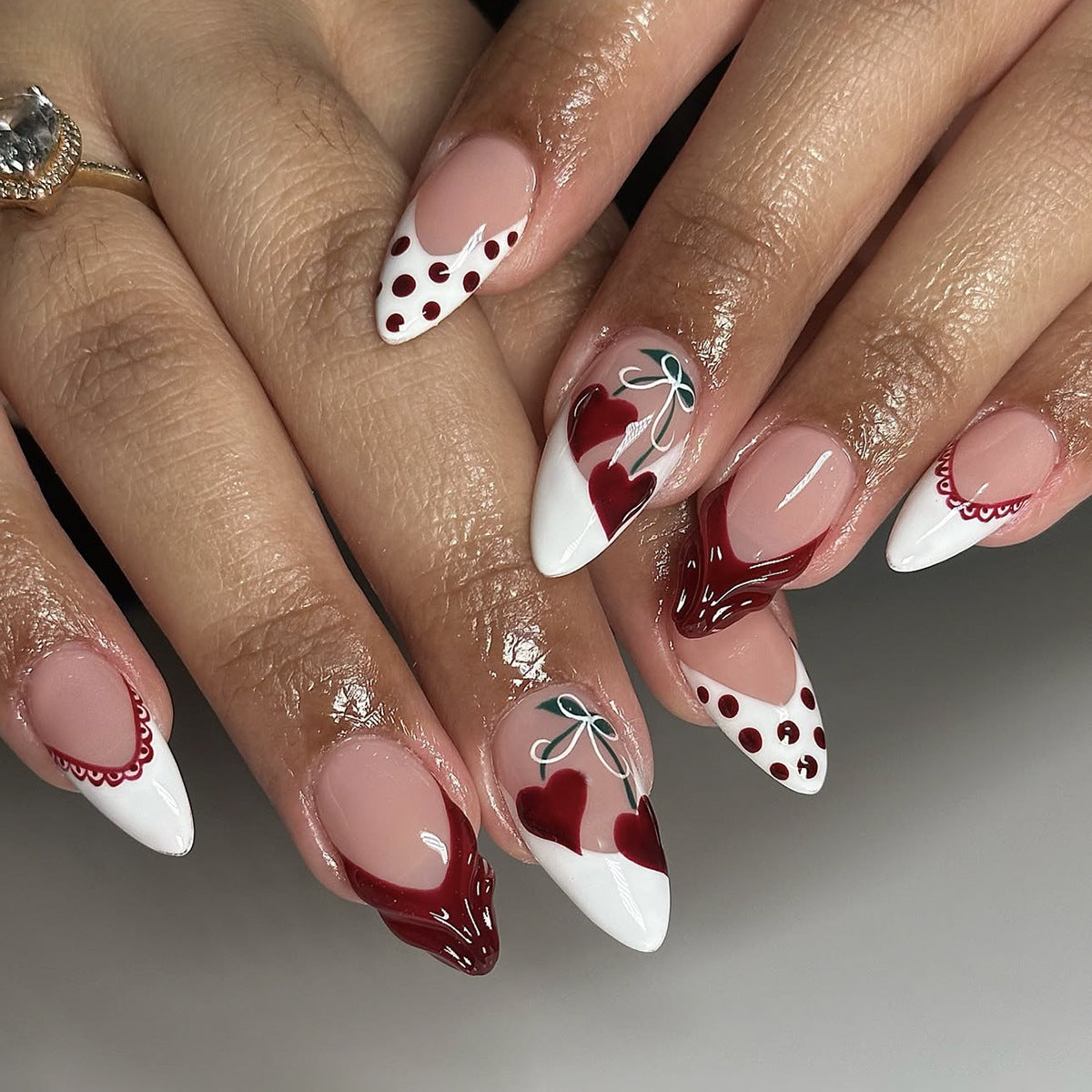 Kreatives Kunstnagelset mit romantischem Herz-Design und verspielten Akzenten Brehn