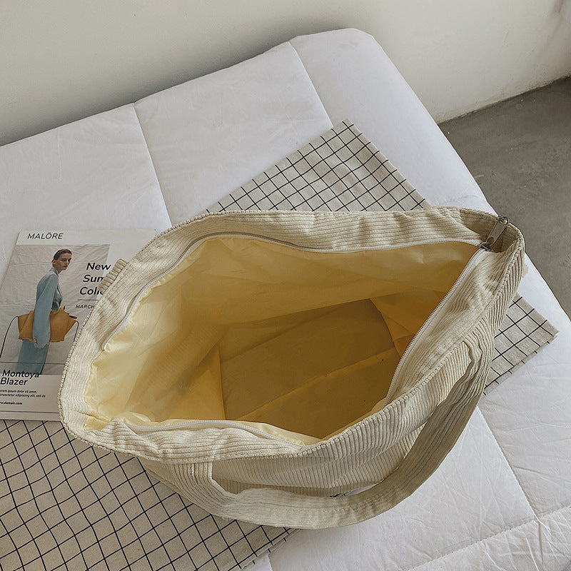 Funktionale Corduroy Tote Bag mit Flauschigen Charm