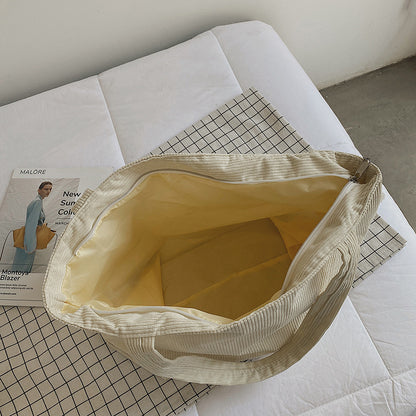 Funktionale Corduroy Tote Bag mit Flauschigen Charm