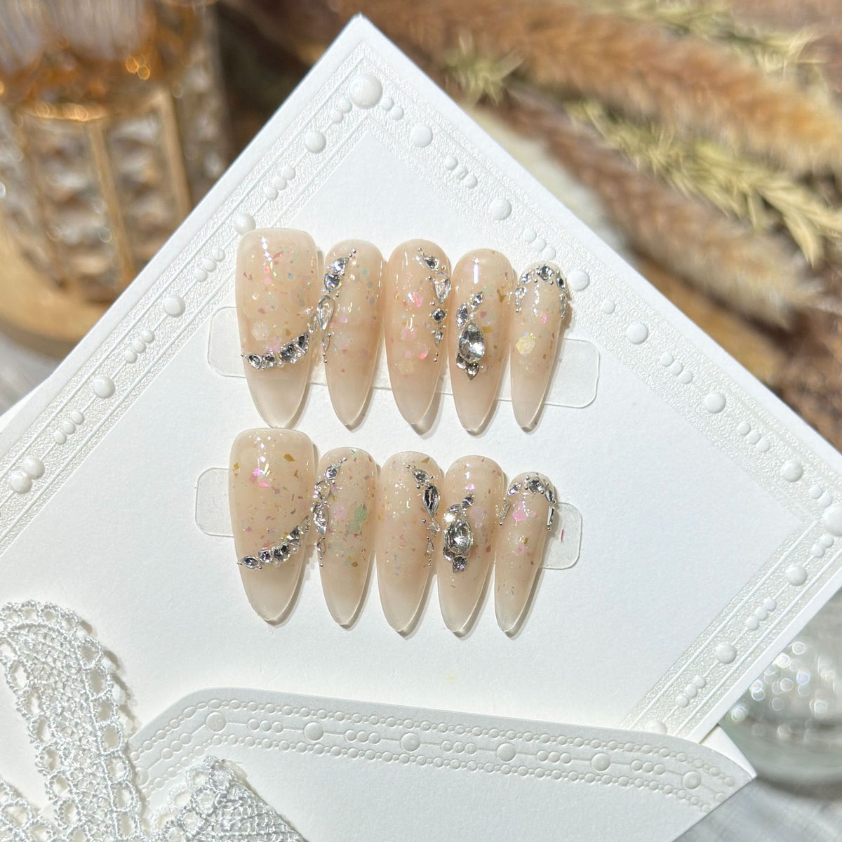 Glamouröse Stiletto Press-On Nail Art Set mit floralen und Glitzerdetails Brehn