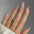 Kunstnagelset mit elegantem Glitzer-French-Design und kunstvollen Verzierungen Brehn