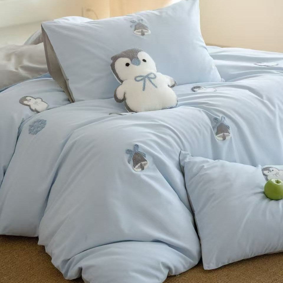 Kinderbettwäsche-Set mit gestickten Pinguin-Applikationen und Kuschelplüsch-Details