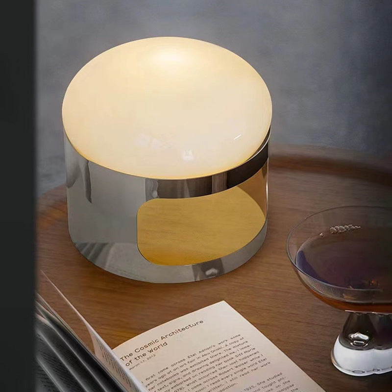 Moderne stilvolle Tischlampe mit Chromfuß