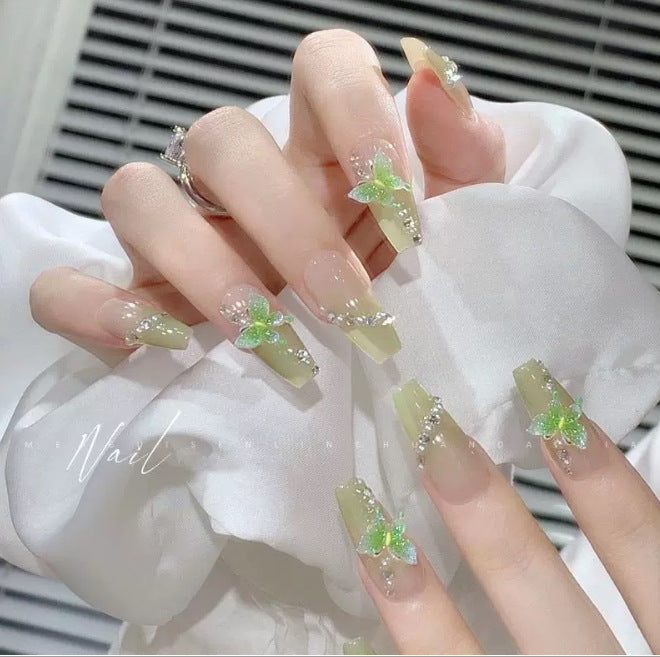 Glamouröse Nagelkunst mit Perlen und Glitzer Brehn