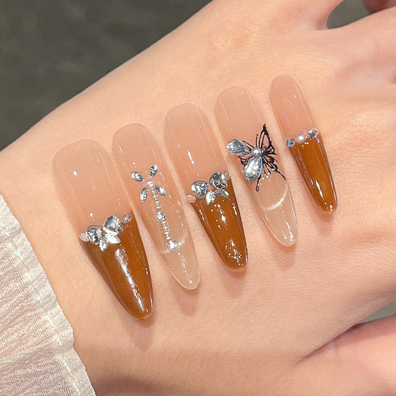 Künstlerische 3D Schmetterling und Edelstein Press-On Nagelverlängerungen Brehn