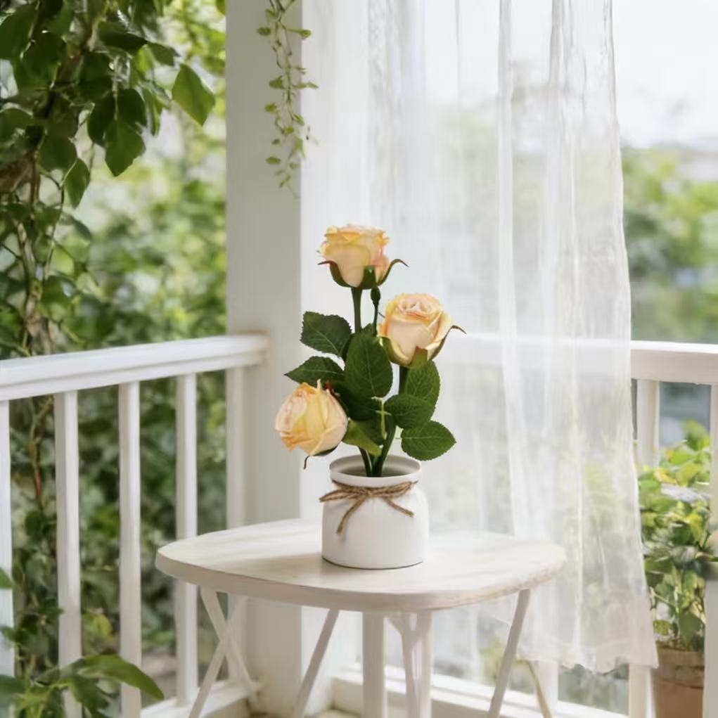 Lebensgetreue dekorative Blumenarrangement
