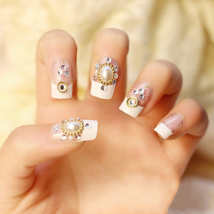 Kunstnägel mit elegantem Blumen- und Strassdesign Brehn