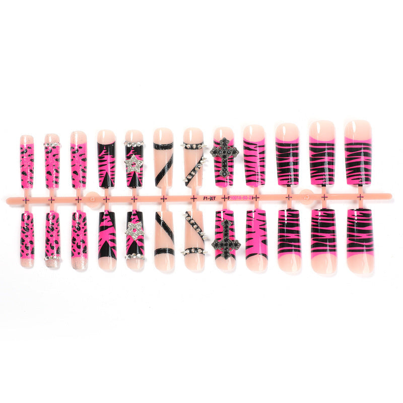 Kreatives Kunstnagelset mit auffälligem Zebra- und Glitzermuster Brehn
