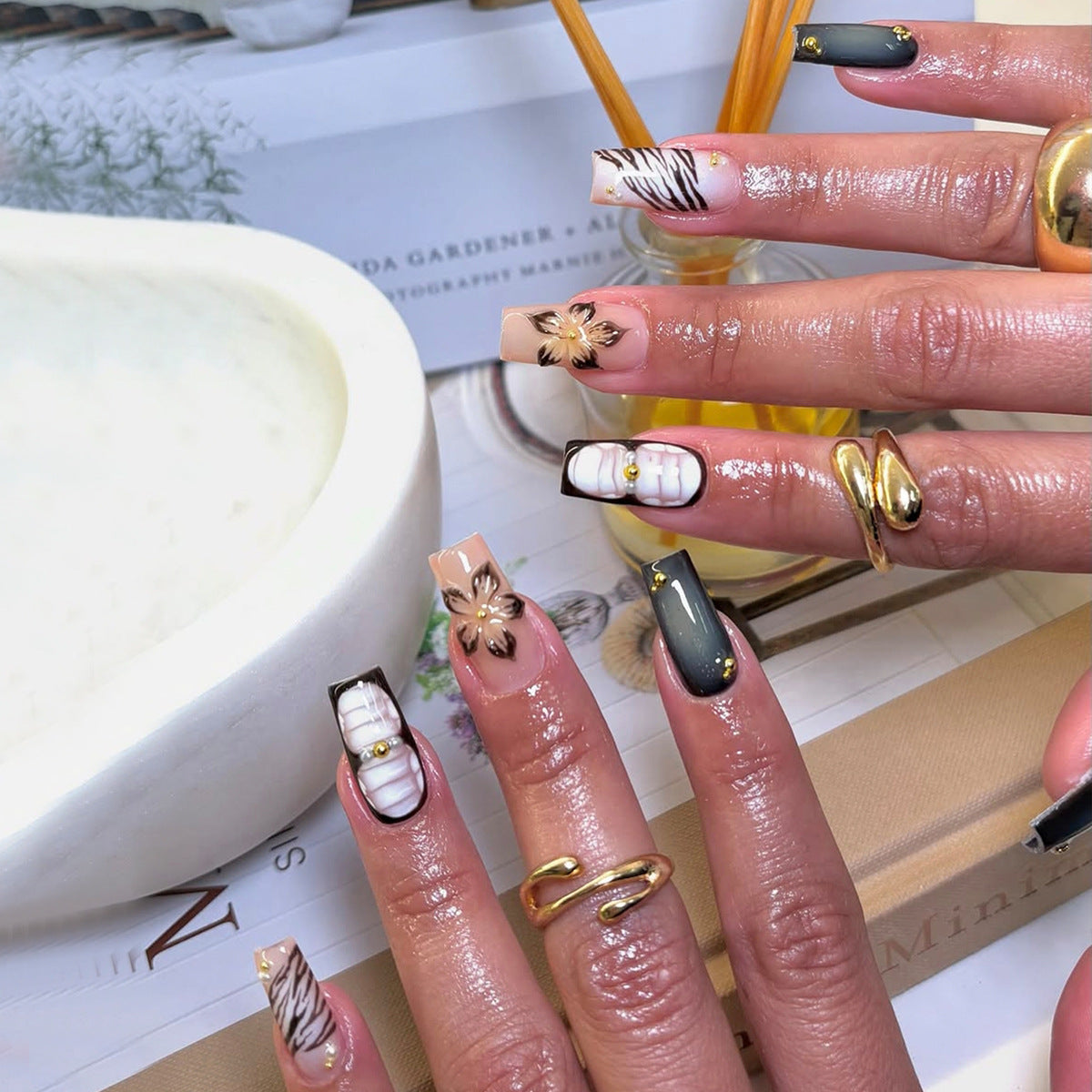 Kunstfingernägel mit Exquisiten Floralen und Geometrischen Designs Brehn