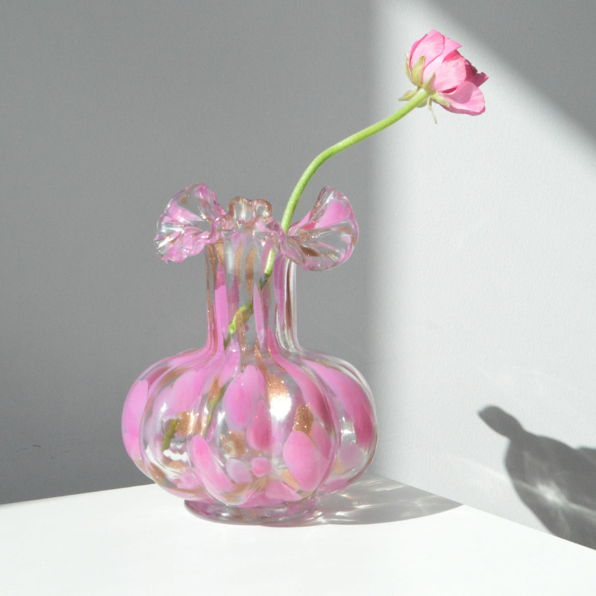 Mouthblown Ruffled-Rand bauchige Kunstglas Bud Vase Brehn