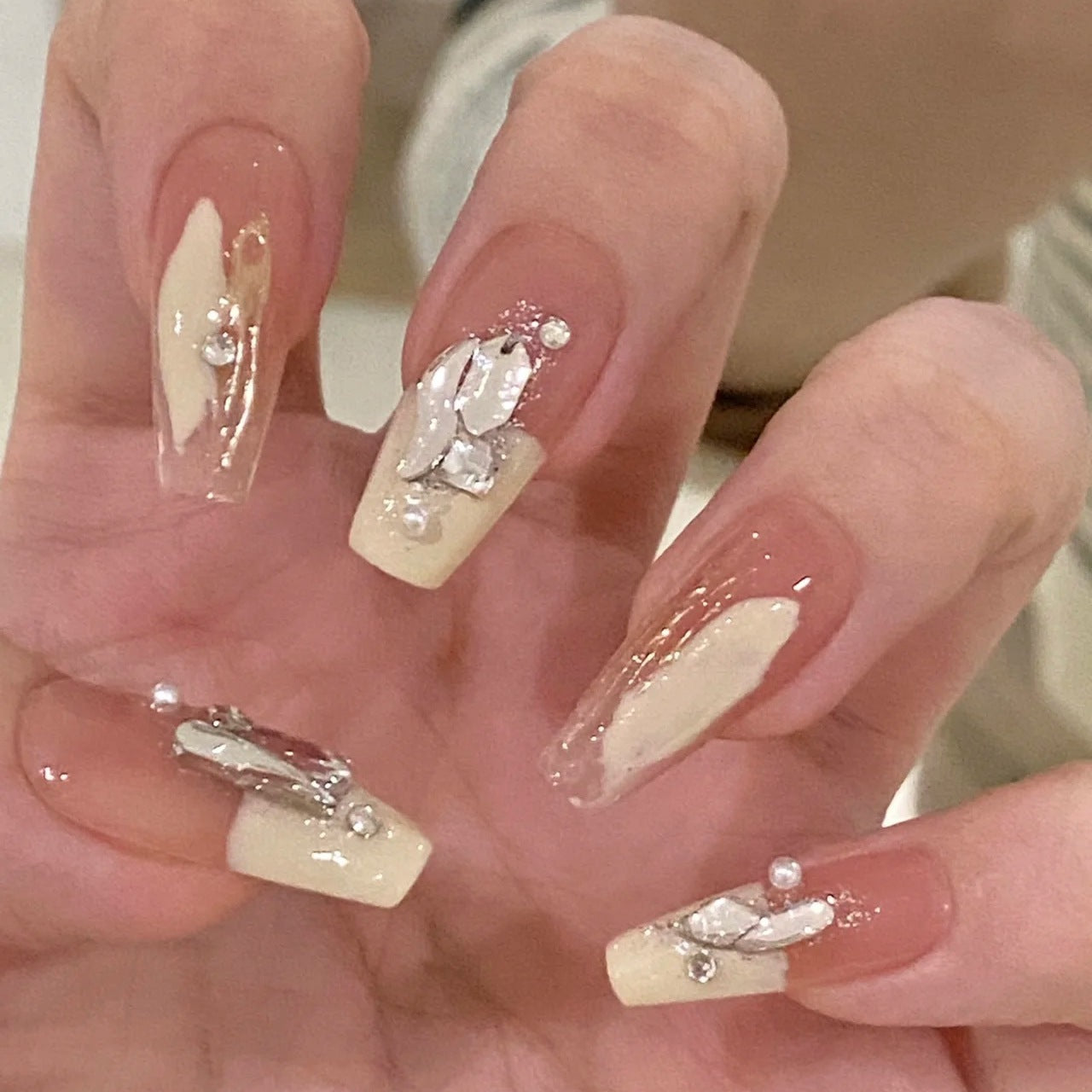 Glitzernde Kunstfingernägel mit Mond- und Sternmotiven Brehn
