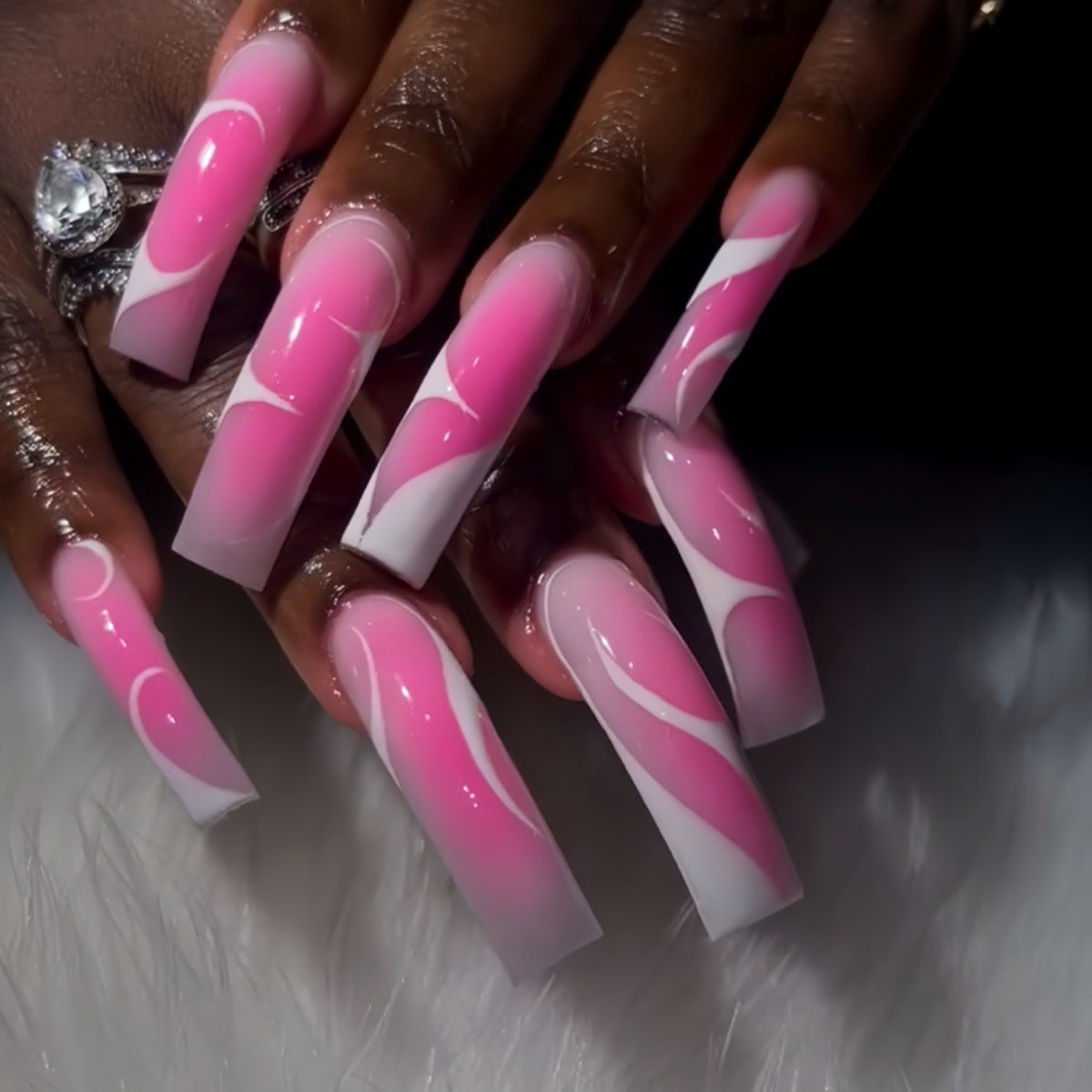 Elegante Kunstfertigkeit Press-On Nagelset Brehn