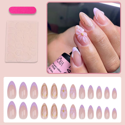 Kunstnagelset mit zarten floralen Verzierungen und elegantem Glanz Brehn