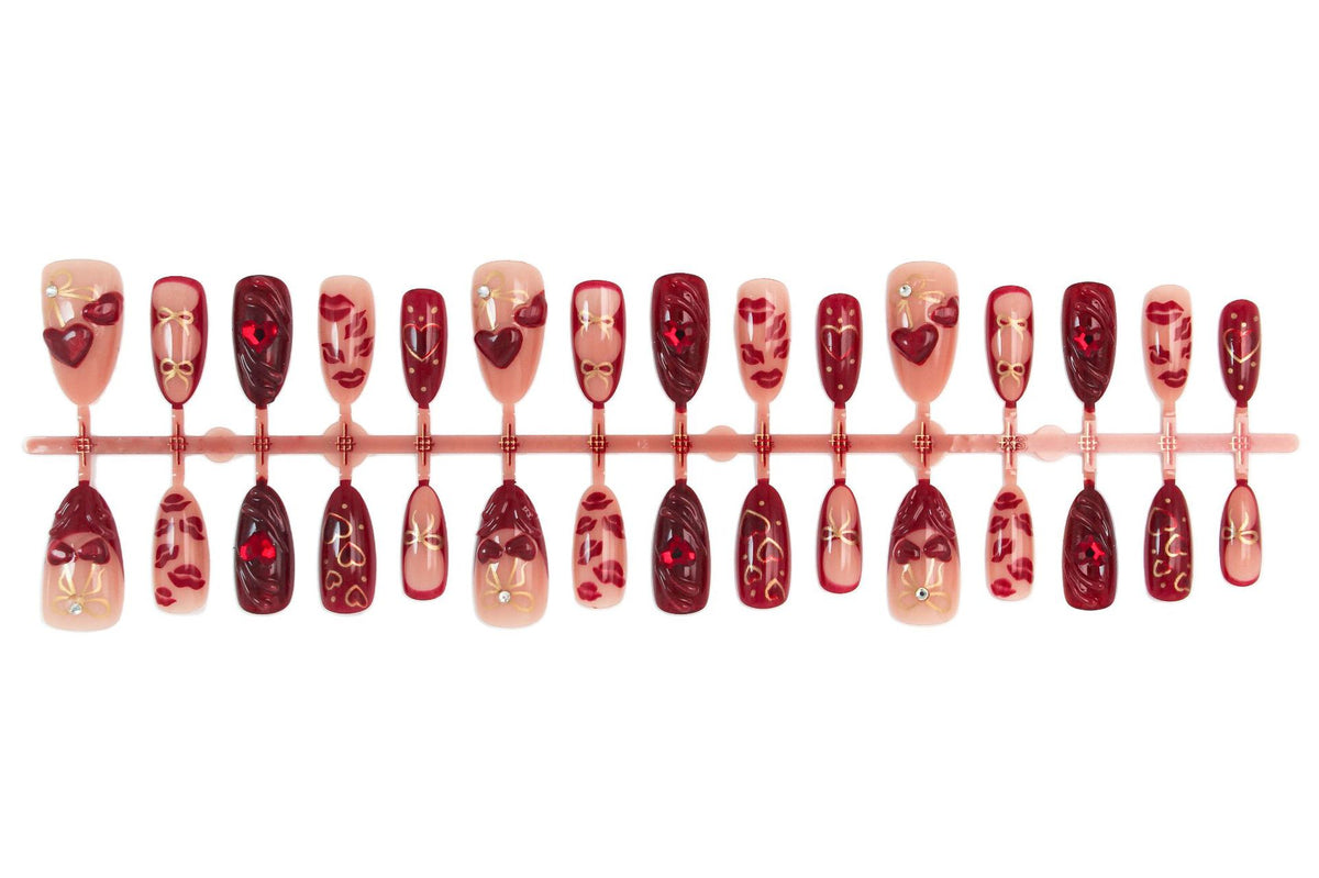 Kunstnagelset mit romantischen Herz- und Glitzerverzierungen Brehn