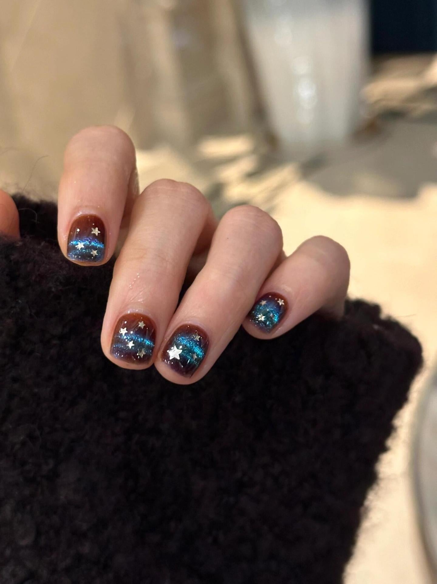 Glamouröse Kunstnägel mit Funkelndem Sternen-Design Brehn