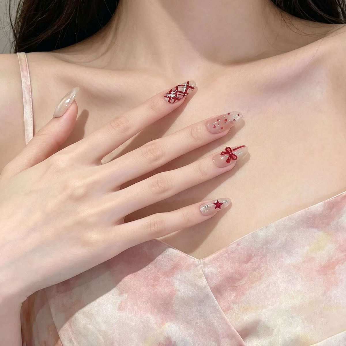 Romantisches Theme Press-On Nail Set mit Herz- und Schleifenakzenten Brehn