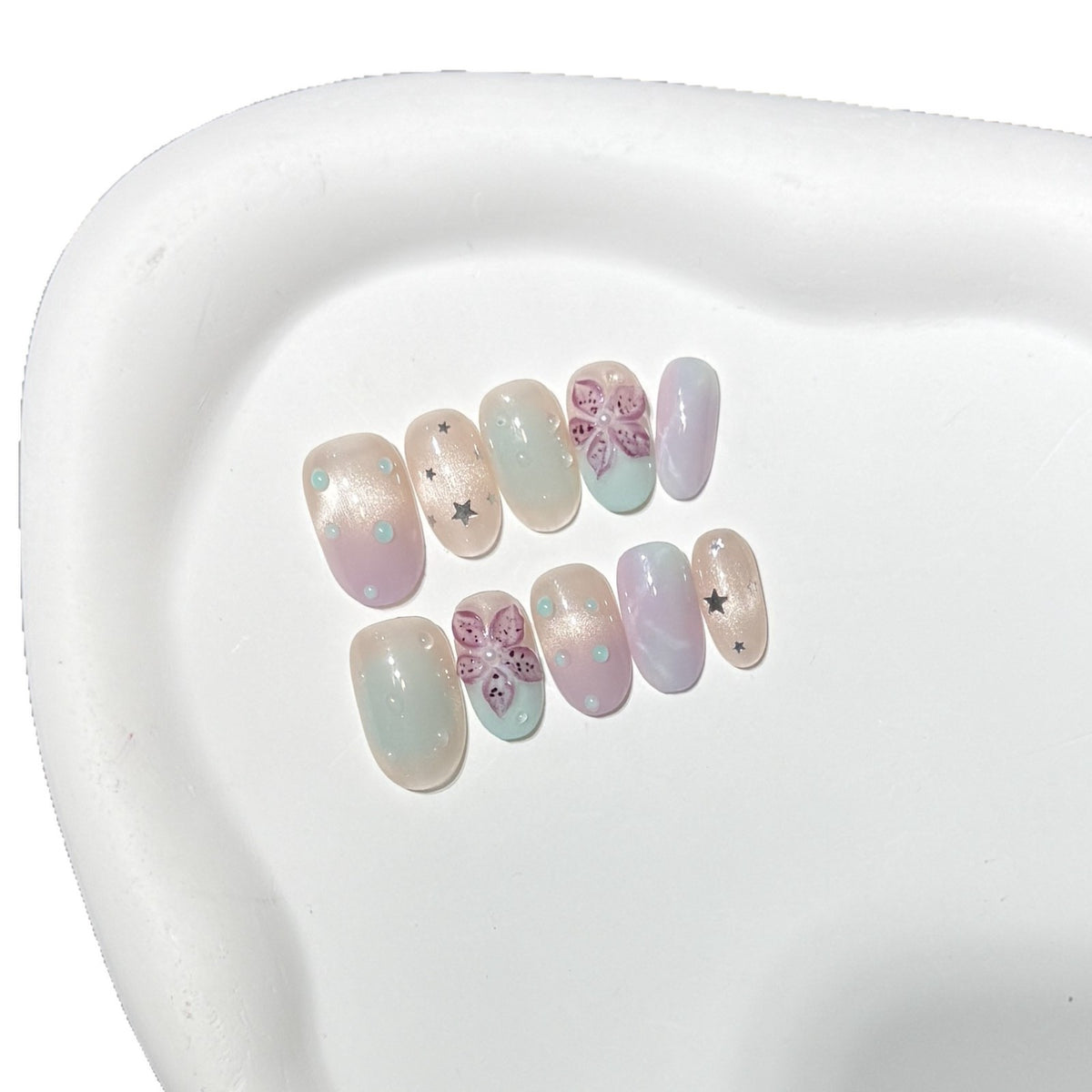 Floral-inspiriertes Press-On-Nagelkunst-Set mit Sternakzenten Brehn