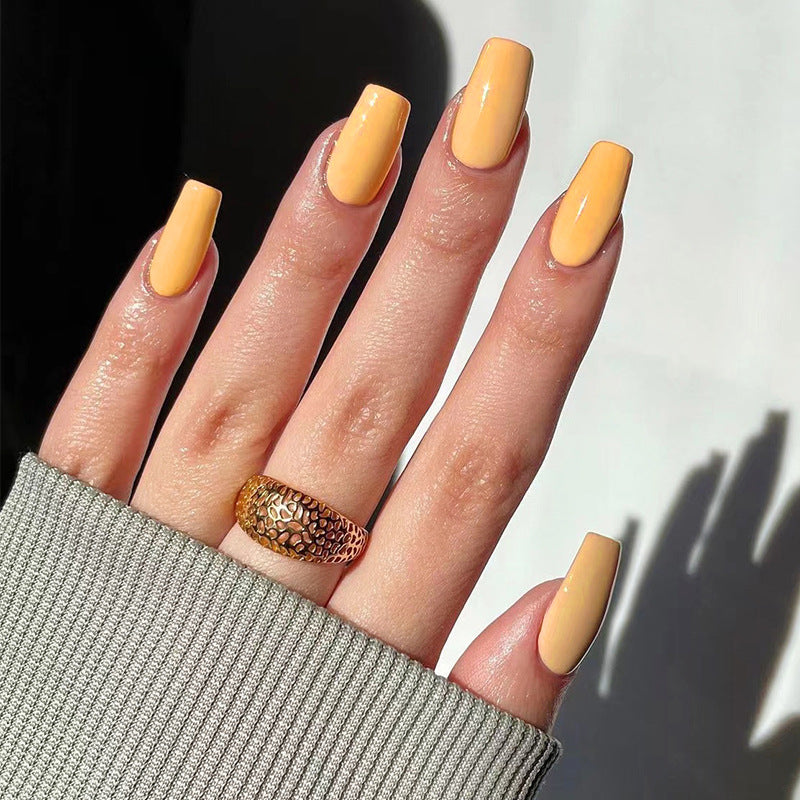 Kunstvolle Nagelverlängerungen mit elegantem Design Brehn