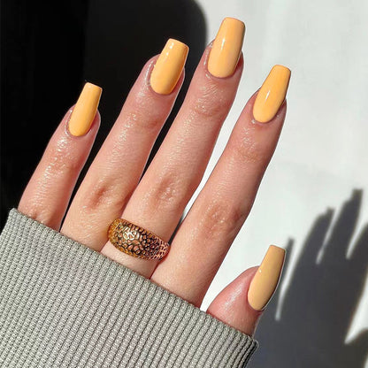 Kunstvolle Nagelverlängerungen mit elegantem Design Brehn