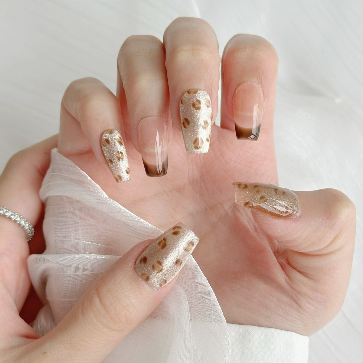 Dekoratives Press-On Nagelkunstset mit einzigartigem Muster