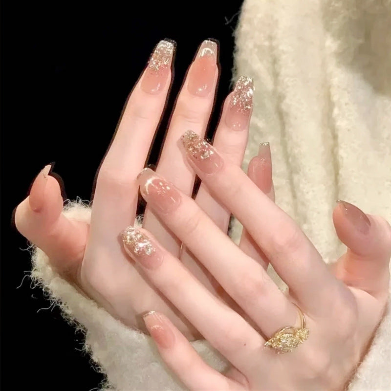Kunstnagelset mit funkelnden Glitzer- und 3D-Applikationen Brehn
