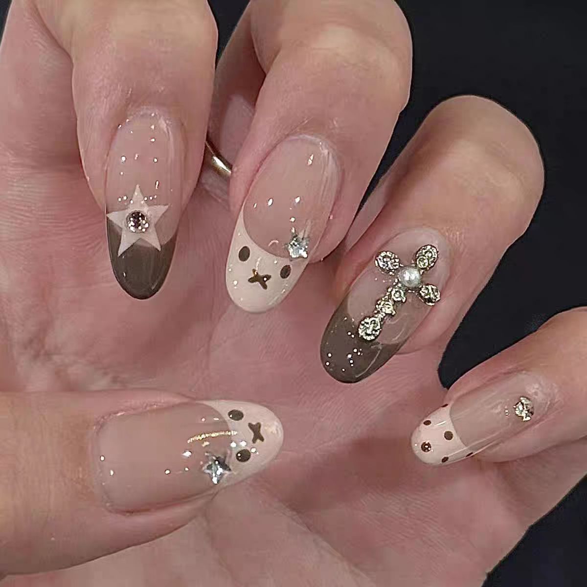 Künstlerisches Press-On-Nagelset mit floralem und geometrischem Design Brehn