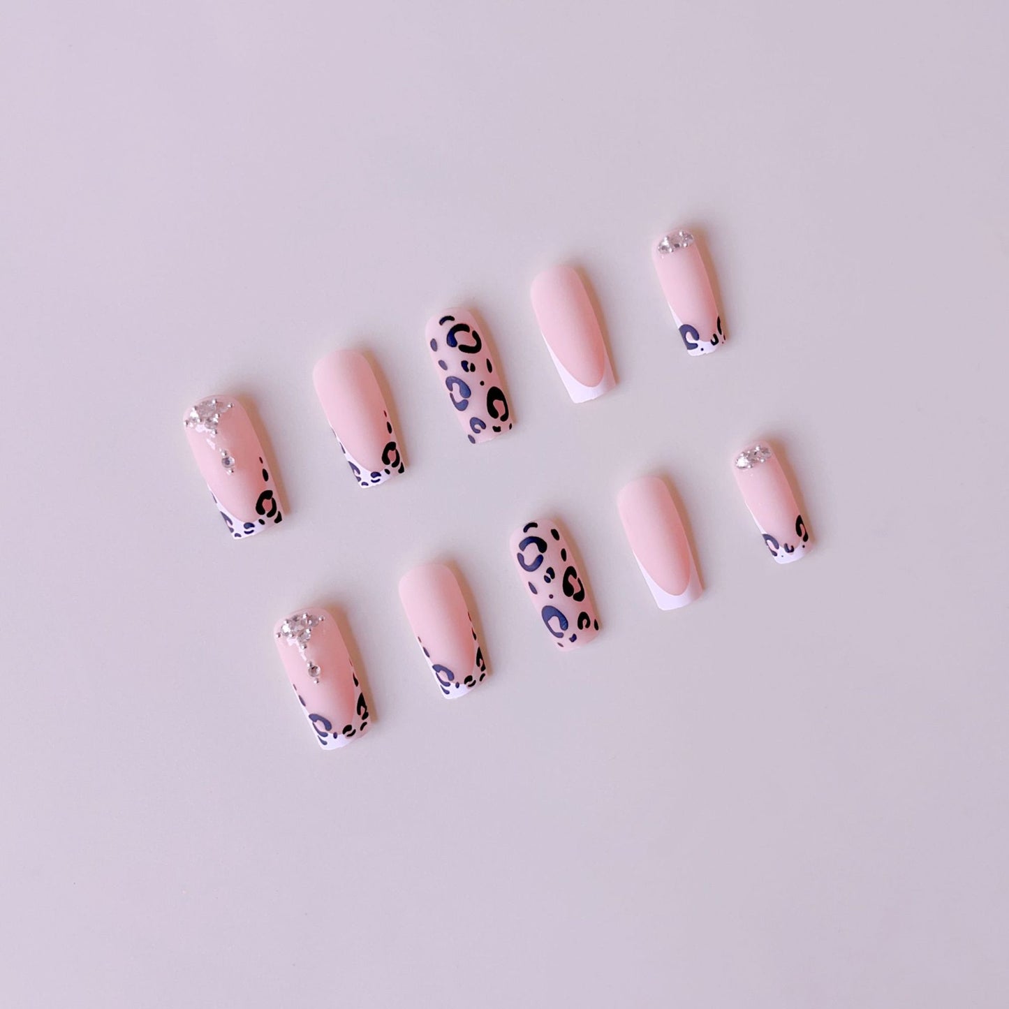 Kunstnagelset mit luxuriösem Leopardenmotiv und eleganten Glitzerakzenten Brehn
