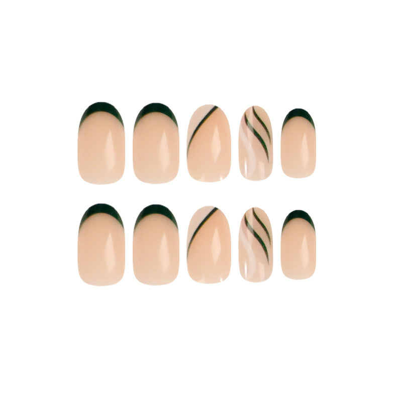 Kunstvolle Nagelkunst mit stylischen Spitzen Brehn