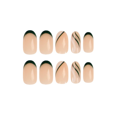 Kunstvolle Nagelkunst mit stylischen Spitzen Brehn